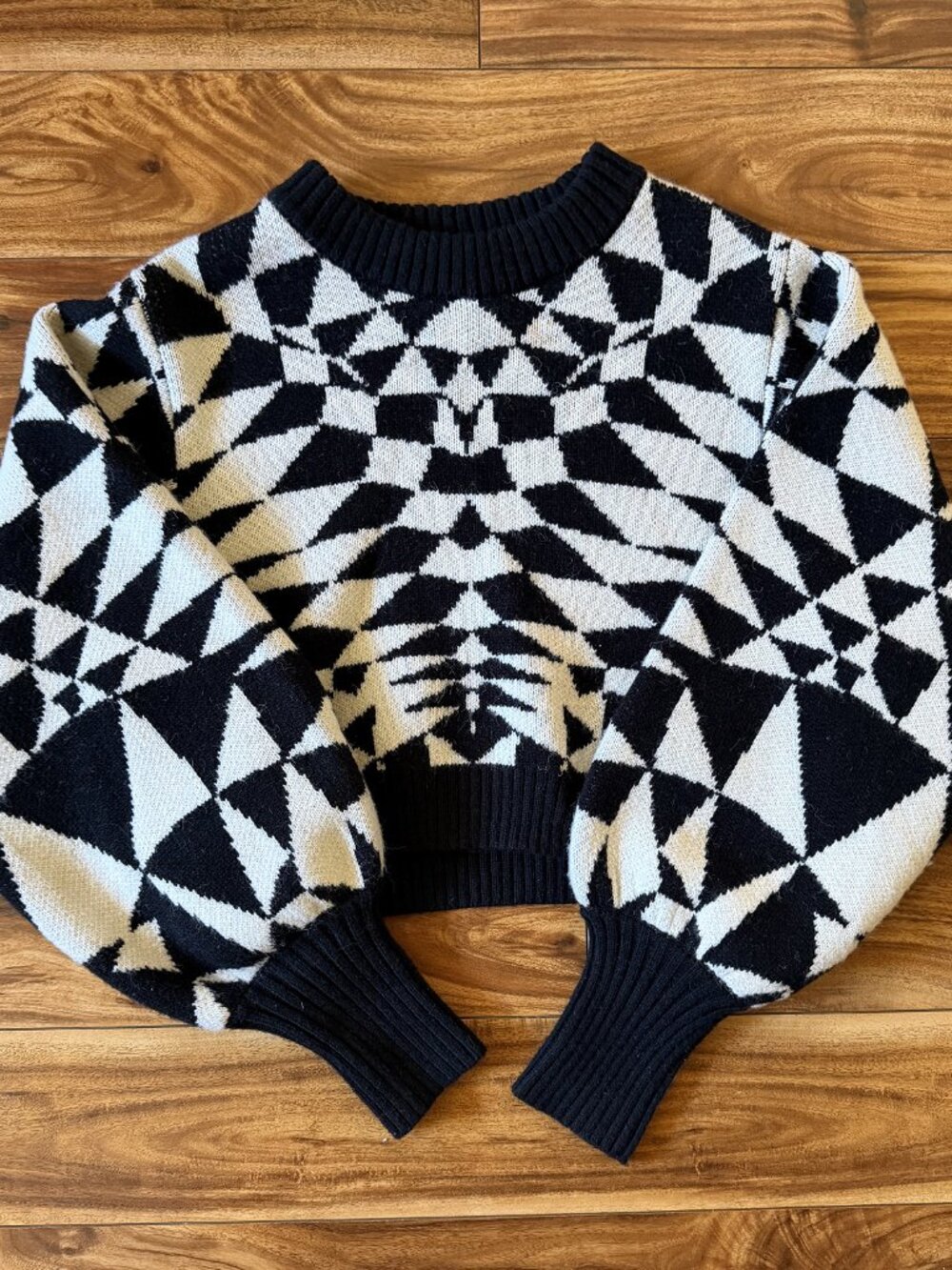Farm Rio Geometric Jacquard Cropped Balloon Sleeve Sweater – Black & White – Siz
